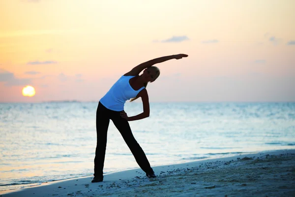 Mujer yoga puesta del sol — Foto de Stock