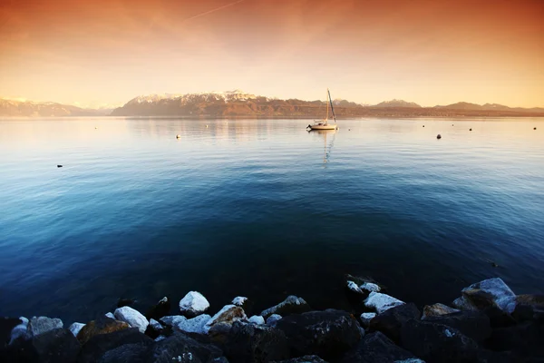 Yate en lago geneva —  Fotos de Stock