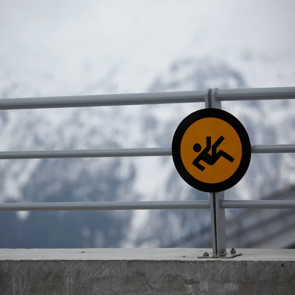 Schild in den Bergen — Stockfoto