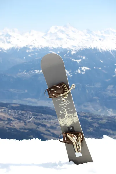 Snowboard op bergen — Stockfoto