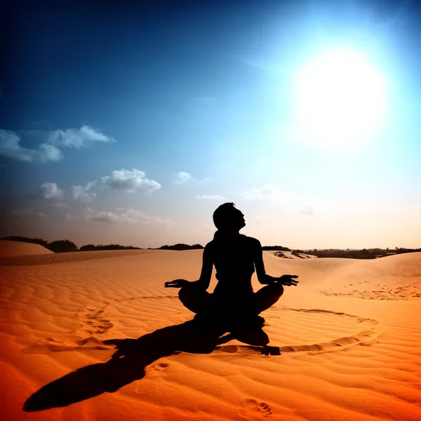 Desert yoga — Stock Photo, Image