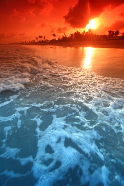 Ocean sunriceΤύπος κουνώντας το χέρι του στη θάλασσα, Χαιρετισμός — Stockfoto