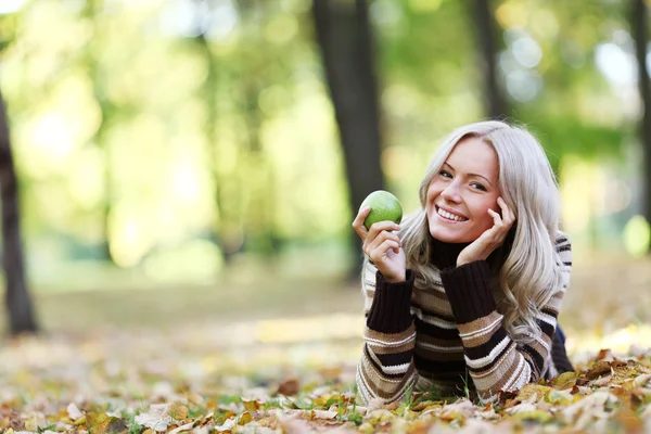 Woman with green apple — Stock Photo, Image