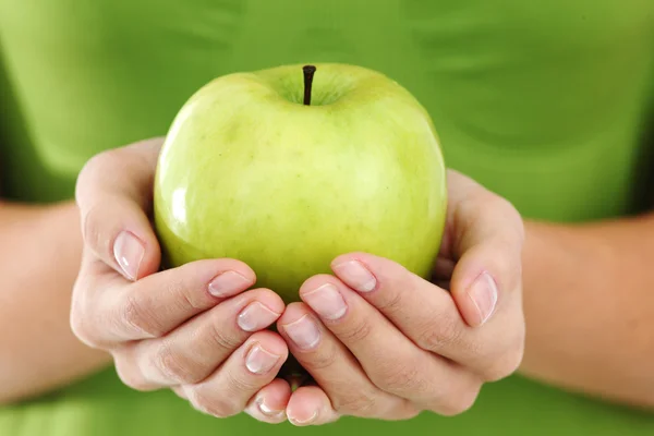 Яблуко в руках жінки — стокове фото