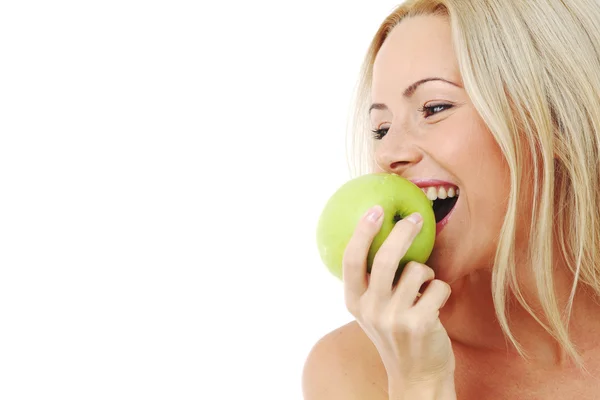 Frau isst grünen Apfel — Stockfoto