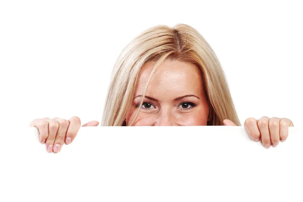 Mujer escondida detrás del papel — Foto de Stock