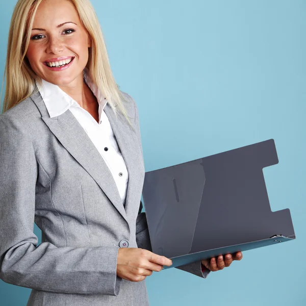 Obchodní žena drží složku — Stock fotografie