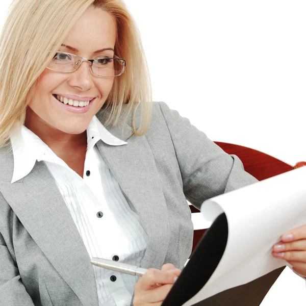 Affärskvinna håller en mapp och skriva — Stockfoto