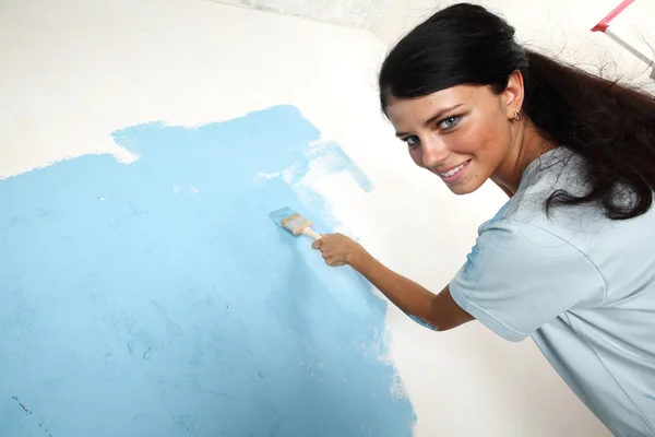 女人在墙上的油漆 — 图库照片