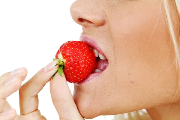 Femme manger fraise — Photo
