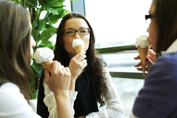 Femmes heureuses léchant la crème glacée — Photo