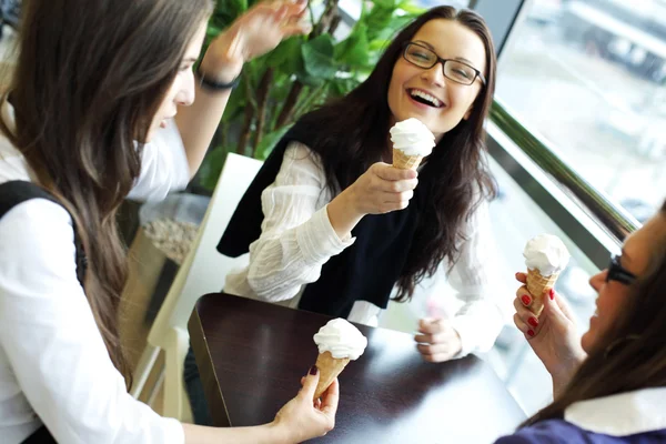 妇女舔冰淇淋 — 图库照片