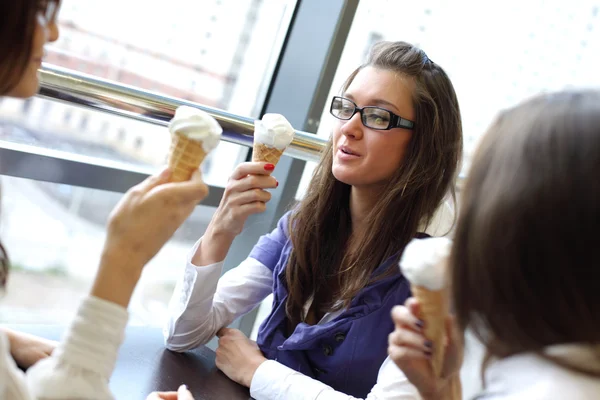Femmes léchant la crème glacée — Photo
