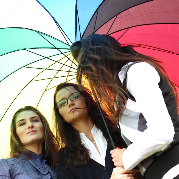 Flickvänner under paraply — Stockfoto