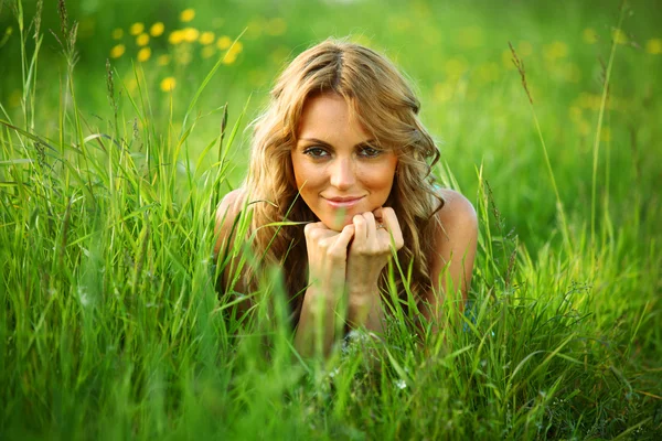 Blonde op het gras — Stockfoto