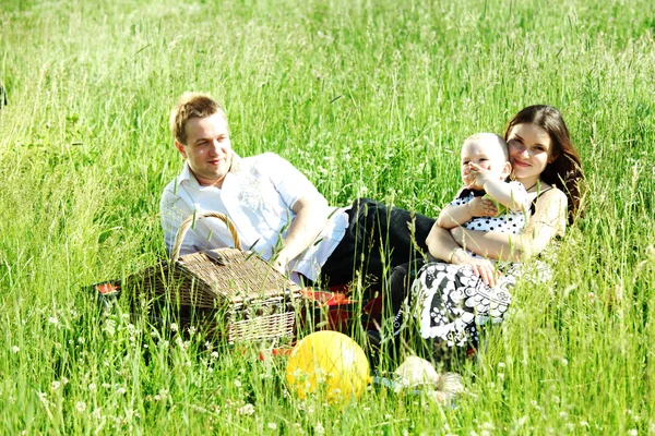 Glückliches Familienpicknick — Stockfoto