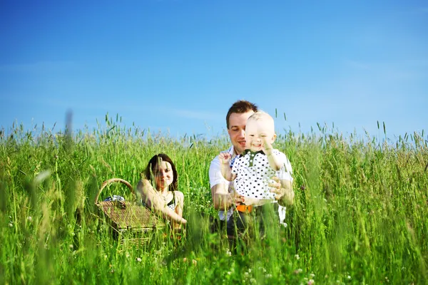 Счастливый семейный пикник — стоковое фото