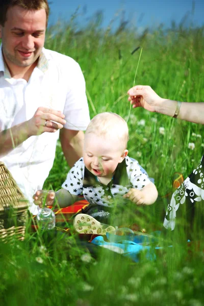 Happy family picnic — Stock Photo, Image