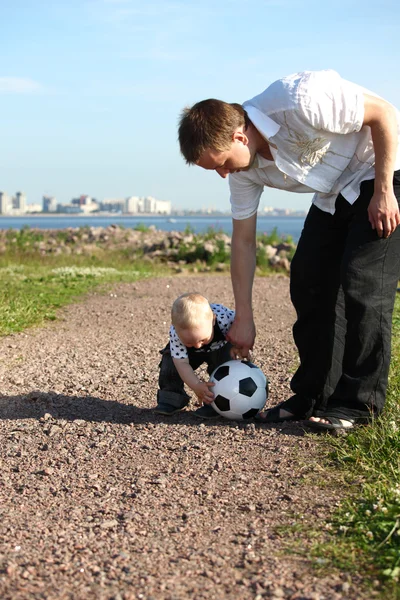 Семейный футбол — стоковое фото