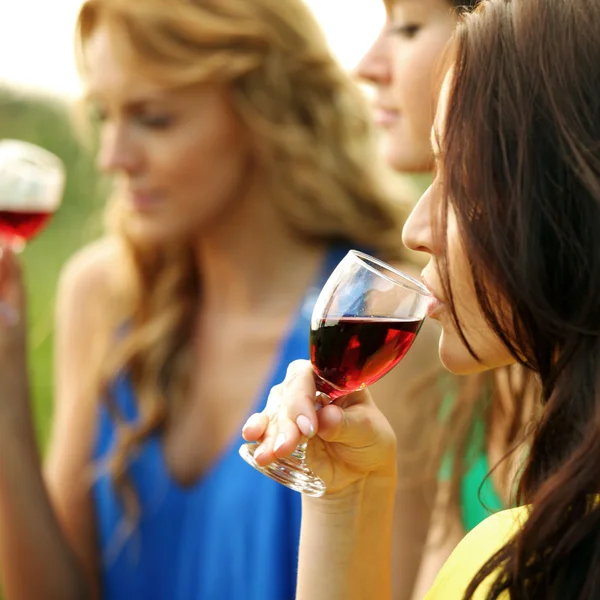 Menina beber vinho — Fotografia de Stock