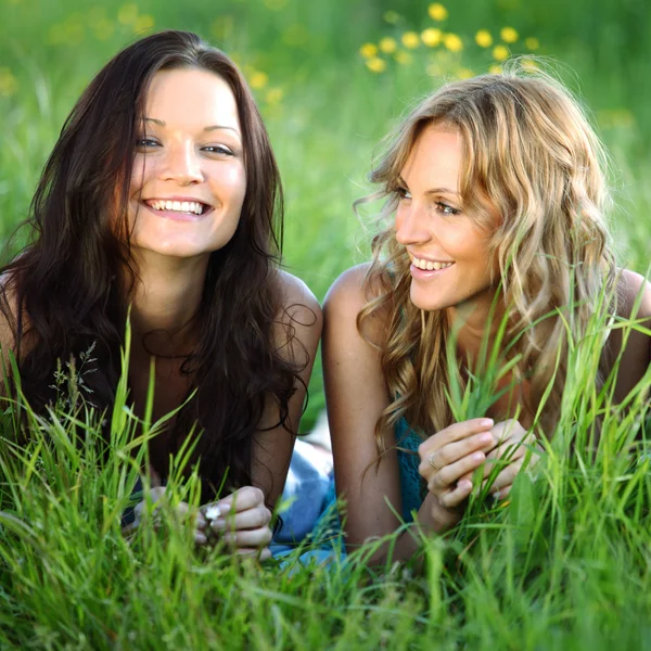Flickvänner på gräs — Stockfoto