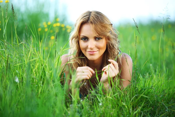 Žena na trávě — Stock fotografie