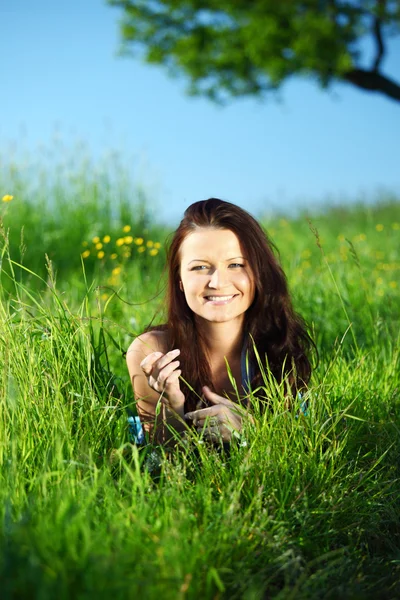 草の上でブルネット — ストック写真