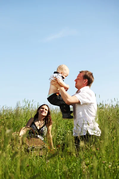 잔디에 가족 — 스톡 사진