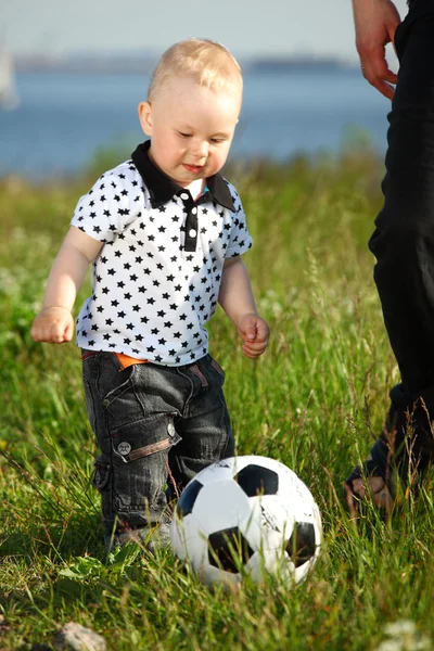 मुलगा फुटबॉल खेळतो — स्टॉक फोटो, इमेज