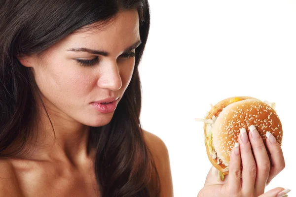 Mulher come hambúrguer — Fotografia de Stock