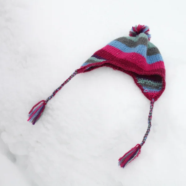 Шляпа на снегу — стоковое фото