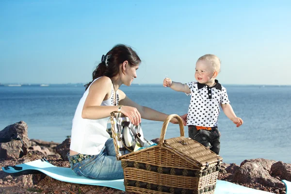 Picknick in de buurt van zee — Stockfoto