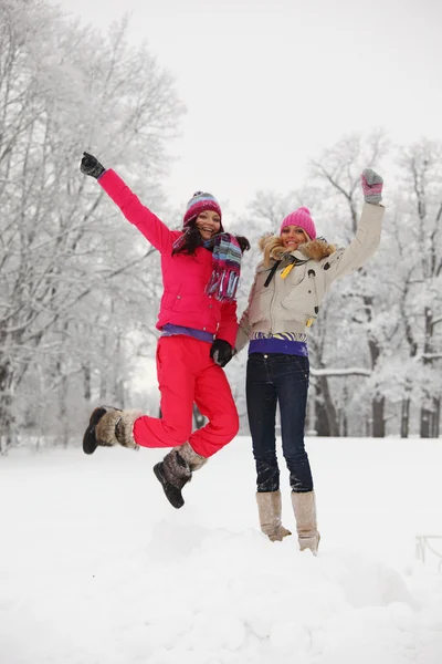 겨울 소녀 점프 — 스톡 사진