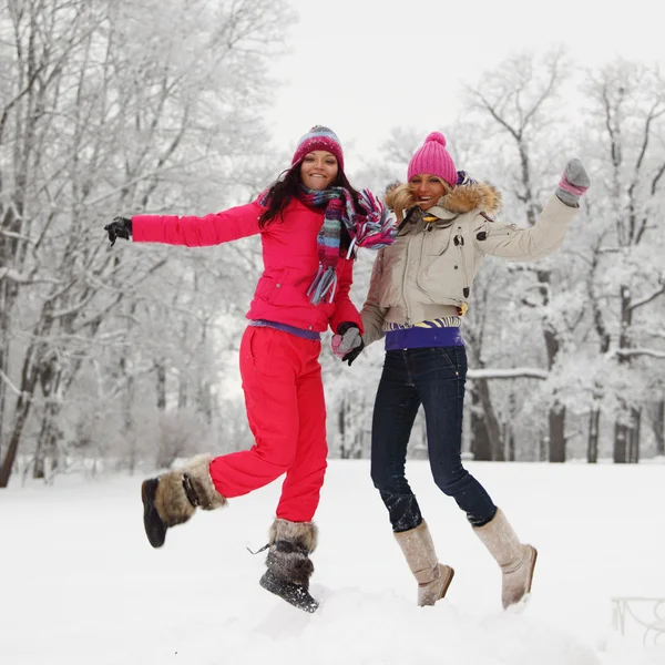 Взимку дівчата стрибок — стокове фото