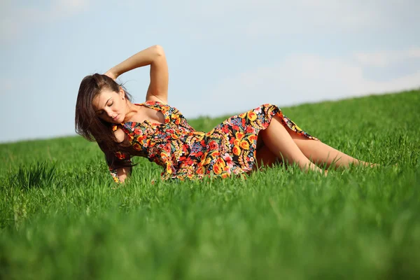 잔디에 있는 여자 — 스톡 사진