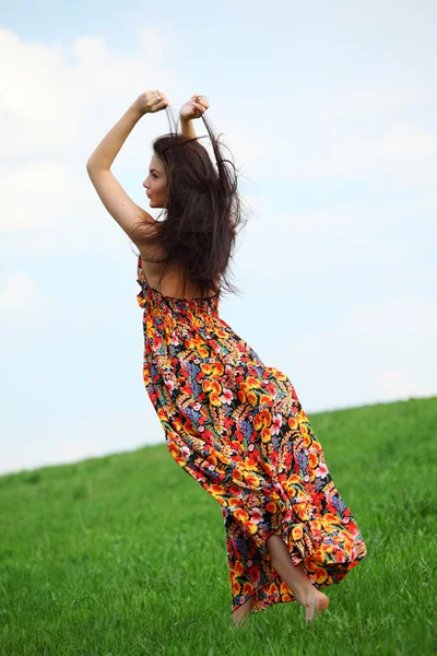 Femme sur herbe — Photo