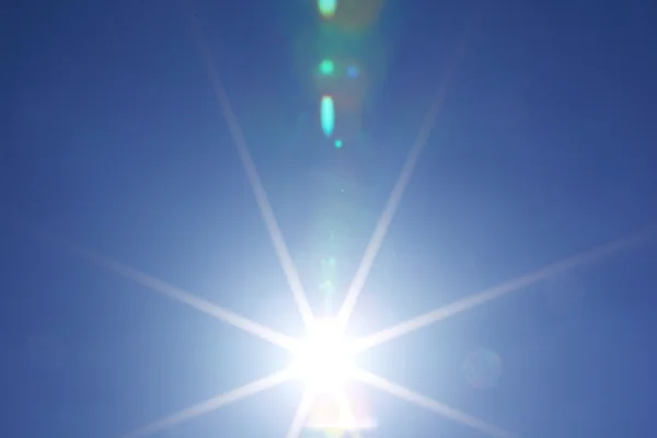 Sole nel cielo blu — Foto Stock
