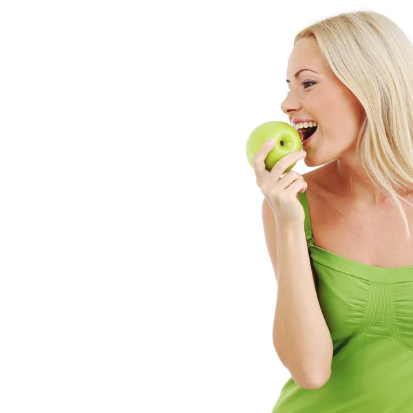 Жінка їсть зелене яблуко — стокове фото