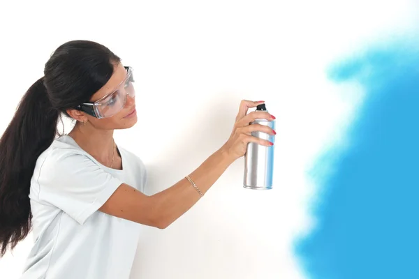 Kvinna målar väggen — Stockfoto