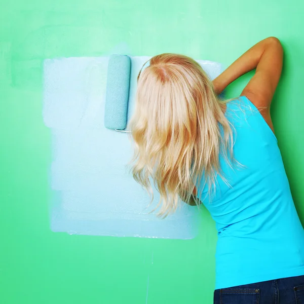 Mujer pintura en la pared —  Fotos de Stock