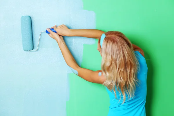 Mujer pintura en la pared —  Fotos de Stock