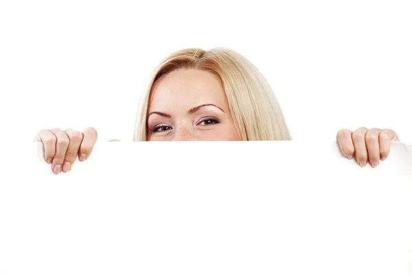 Mulher escondida atrás do papel — Fotografia de Stock