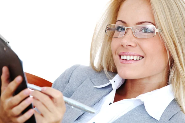 Affärskvinna håller en mapp och skriva — Stockfoto