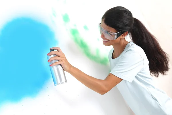 Mulher pinta a parede — Fotografia de Stock