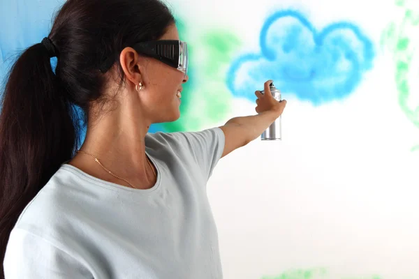 Žena maluje zeď — Stock fotografie