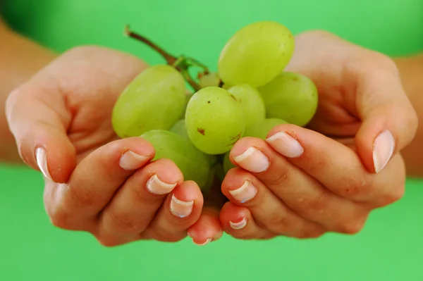 在女人手中的葡萄 — 图库照片