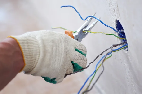 Работник кладет провода — стоковое фото