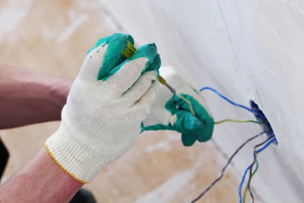 Worker puts the wires — Stock Photo, Image