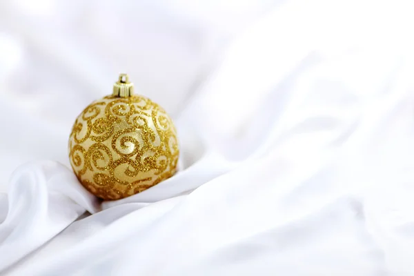 Altın christmas topu — Stok fotoğraf