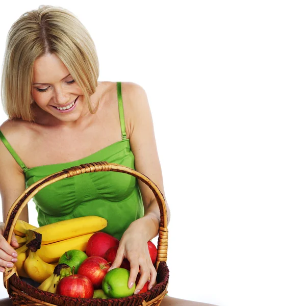Frau hält einen Korb mit Obst — Stockfoto